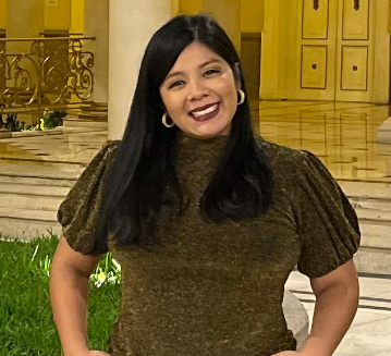 Lily, autora de Hoy Elijo Sanar, sosteniendo una Biblia y escribiendo en su journal
